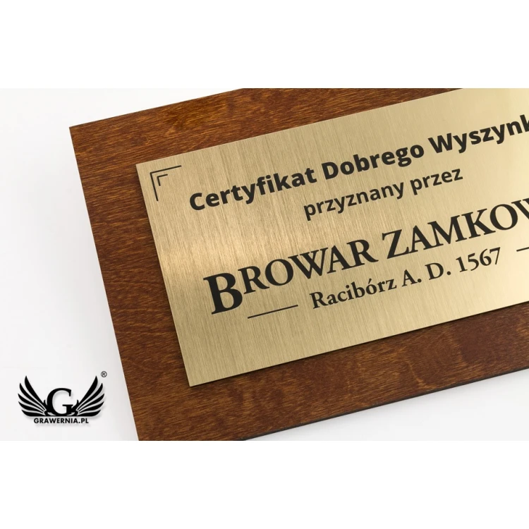 Drewniany certyfikat pamiątkowy z tabliczką grawerowaną - wymiary: 250x150mm - TAB104