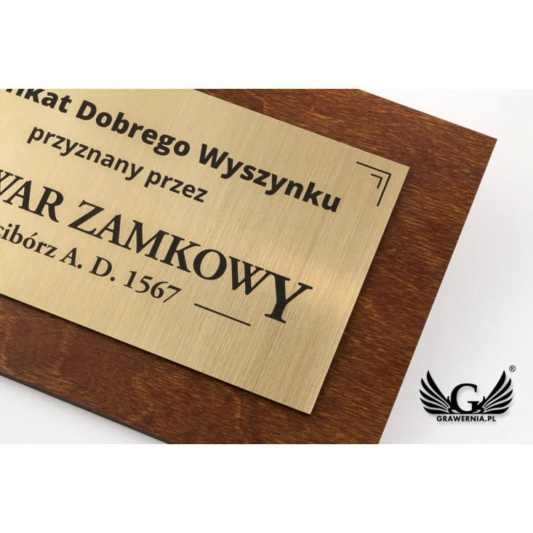 Drewniany certyfikat pamiątkowy z tabliczką grawerowaną - wymiary: 250x150mm - TAB104
