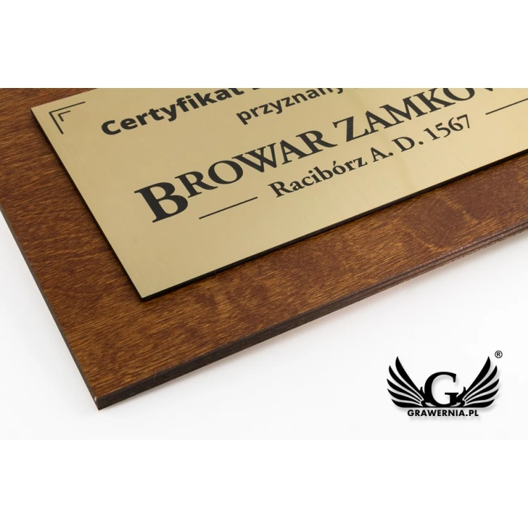 Drewniany certyfikat pamiątkowy z tabliczką grawerowaną - wymiary: 250x150mm - TAB104