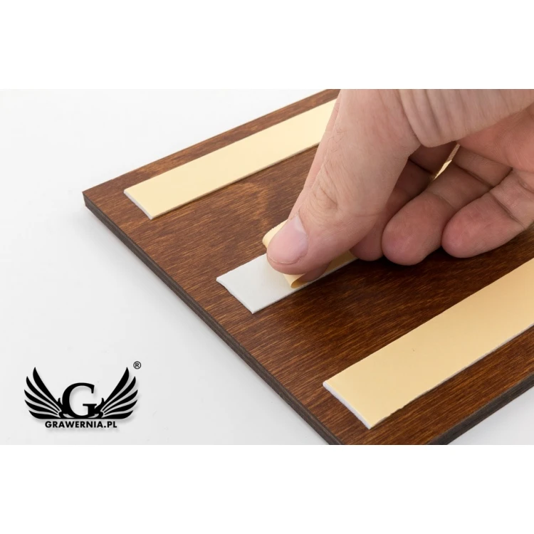 Drewniany certyfikat pamiątkowy z tabliczką grawerowaną - wymiary: 250x150mm - TAB104