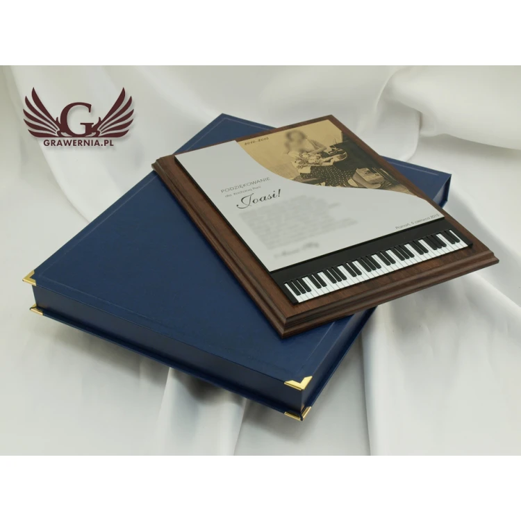 DYPLOM DLA PIANISTY GRAWEROWANY LASEREM - pionowy - SL039