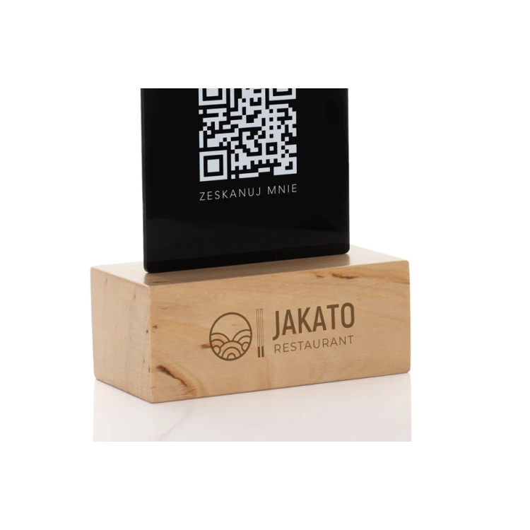 Stojak informacyjny z kodem QR - czarna plexi na drewnianym postumencie - ST030